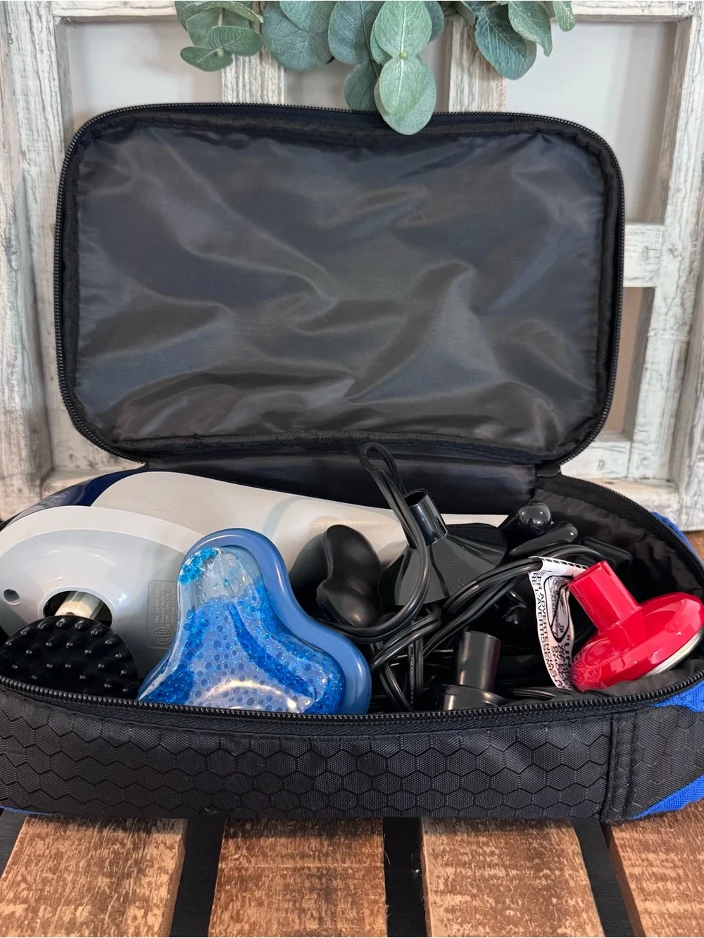 Wahl Handheld Massager with Blue Body and Black Case